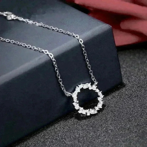 New Beautiful 925 Silver Diamond Wreath Necklace - Picture 2 of 3